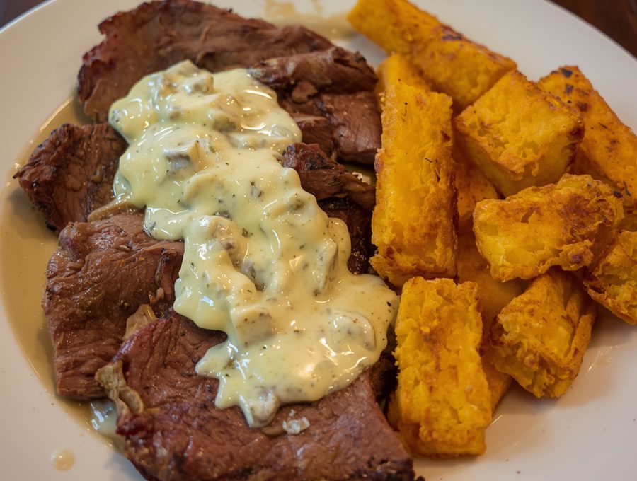 Filé do Fornão ao molho gorgonzola com polenta crocante